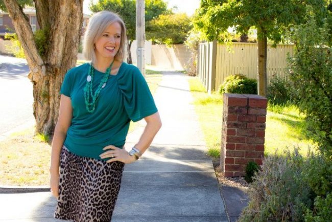 cool green top with leopard skirt How to choose the undertone of green - which are the right ones for you?