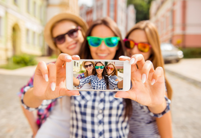 Selfie800x550 Selfie with friends