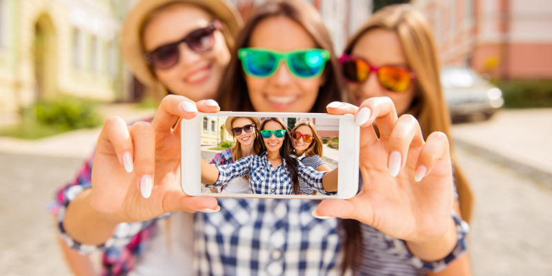 Selfie800x550 Selfie with friends