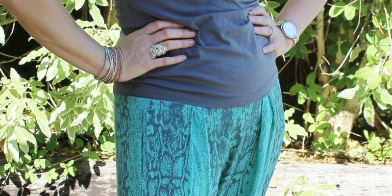 Loose pants and a knit styling harem pants