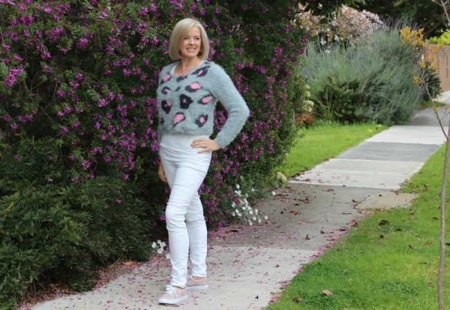 grey cropped sweater and white jans Casual style inspiration and how to wear a cropped sweater if you don't have a waist