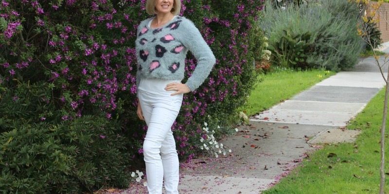 Casual style inspiration and how to wear a cropped sweater if you don't have a waist