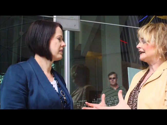 How to Work With Retail Sales Staff when Shopping for Clothes