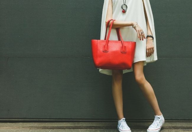 How to Choose a Handbag Based on Body Shape and Scale and colouring