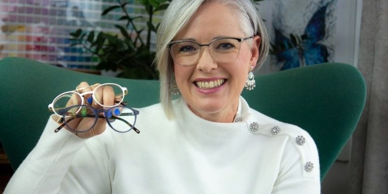 Makeup for Glasses: Tips, Tricks and Tutorials on how to choose how much makeup to wear and what you need to consider depending on your prescription