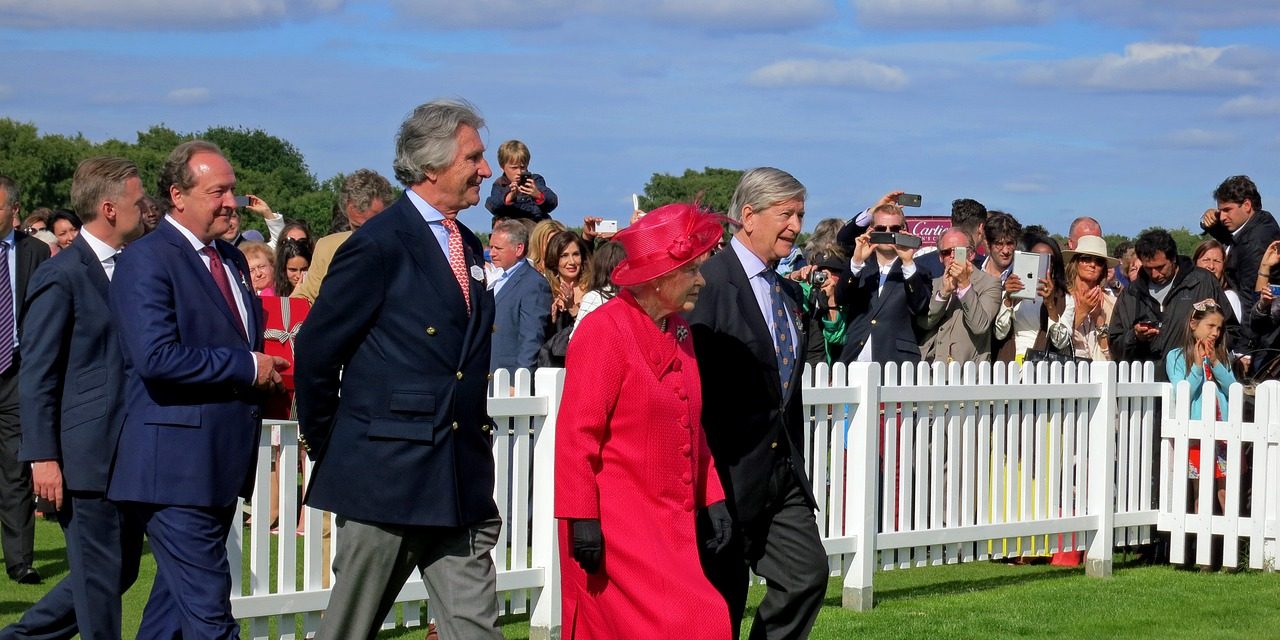 queen in red Queen Elizabeth II in red