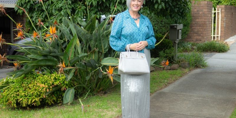 choose your handbag colour based on your hair colour